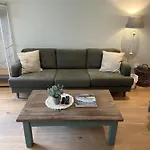 Camellia Cottage: Bay Room