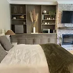 Camellia Cottage: Bay Room