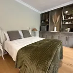 Camellia Cottage: Bay Room